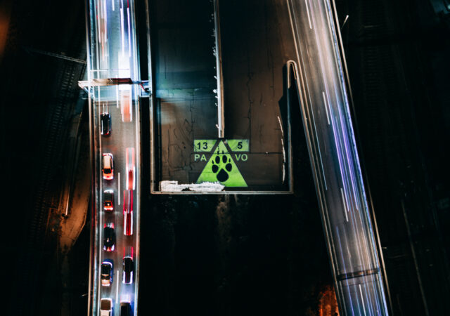 Es ist Nacht. Blick von oben auf eine Brücke, auf der Autos fahren. Bild: Zvg