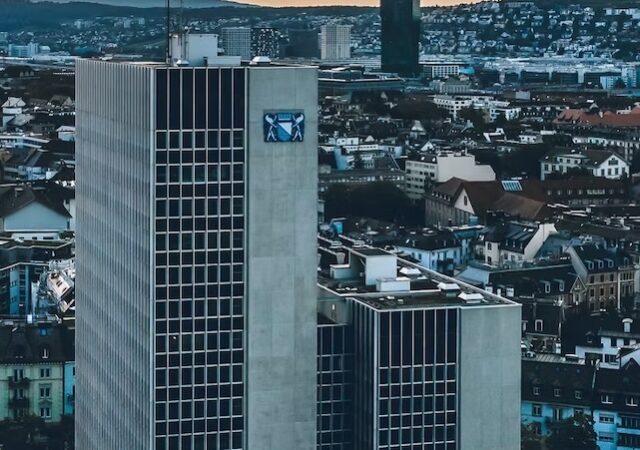 Ein Häusermeer, der Blick auf das Zentrum der Stadt Zürich. Im Zentrum des Bildes ein Hochhaus mit dem Logo der Stadt Zürich an der Fassade. Bild: Zvg