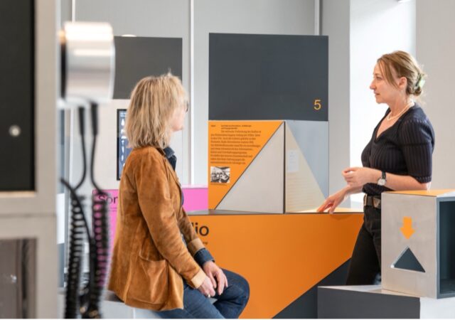 Direktorin des Museum Luzern Tanja Warring (rechts) und Besucherin in der Upcycling-Ausstellung "Was wiegt Demokratie - Die Rechte von Natur und Mensch". Bild: ©Margherita Delussu Fotografie