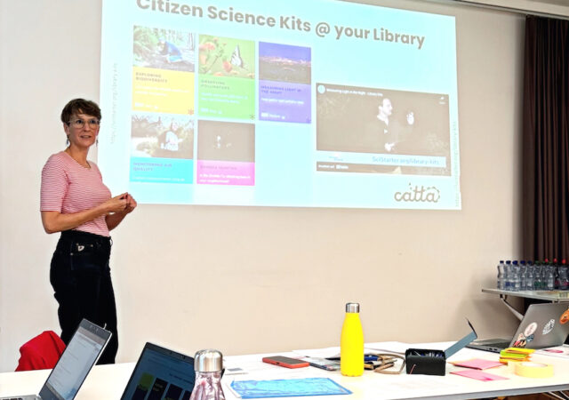 Pia steht vor einer weissen Wand, daneben werden farbige Flächen an die Wand projeziiert. Bild: Zvg